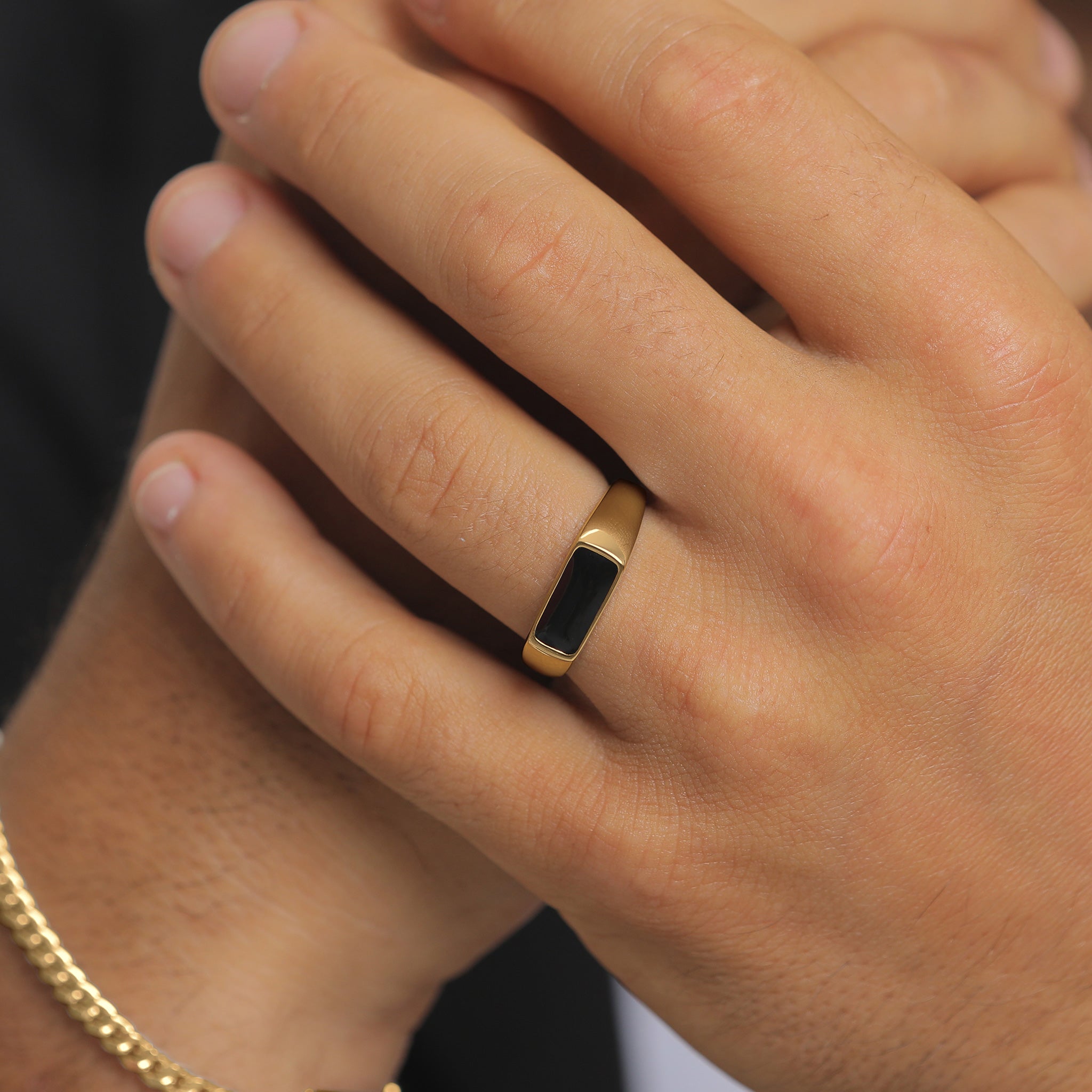 Gold - KUZZOI | Siegelring Rechteck | Emaille (Schwarz) | 925 Sterling Silber vergoldet