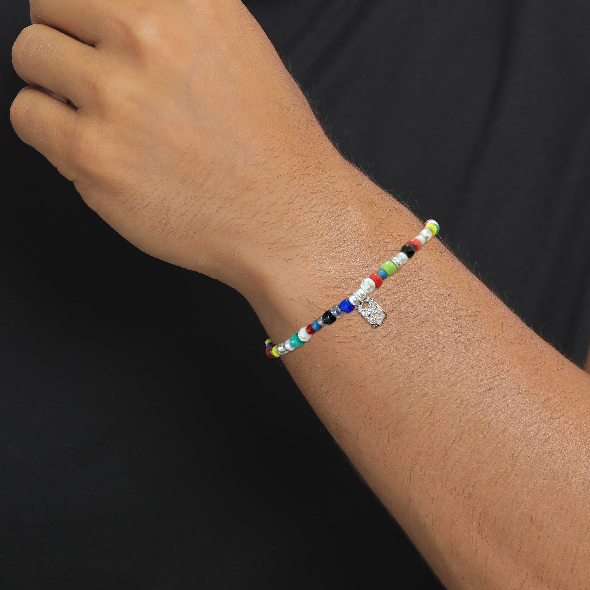 Bunt - KUZZOI | Armband Beads | Synthetischer Achat (Schwarz) & Synthetischer Howlit (Creme) & Synthetische Perle (Weiß) | 925 Sterling Silber