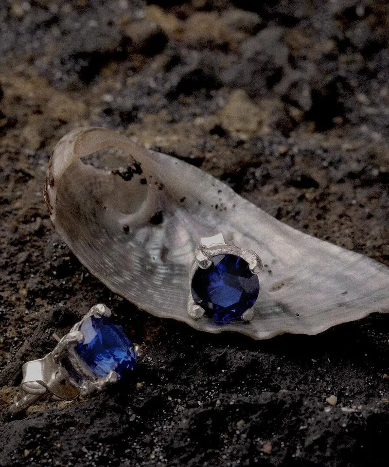 Silberringe mit blauem Edelstein in einer Muschel