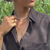 Ketten-Layering mit Kordelkette und Halskette mit Plättchen Anhänger